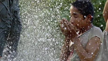 Παιδί δροσίζεται στο Πακιστάν.