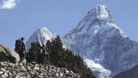 Oρειβάτες περπατάνε στο Everest.