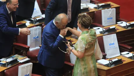 Χειροφίλημα στην Όλγα Γεροβασίλη