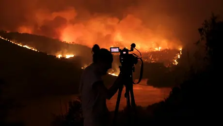 Φωτορεπόρτερ μπροστά στην πυρκαγιά. 