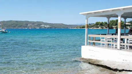 ταβέρνα στη θάλασσα