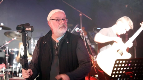 O Nίκος Σούλης σε διαδικτυακή συναυλία.