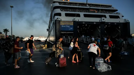 Επιβάτες ετοιμάζονται να μπουν σε πλοίο στον Πειραιά. 