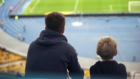 Πατέρας και γιος στο γήπεδο.