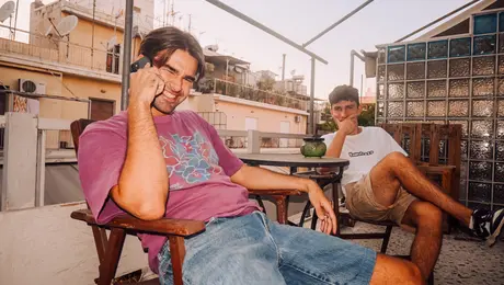 Οι Yama στο μπαλκόνι. 