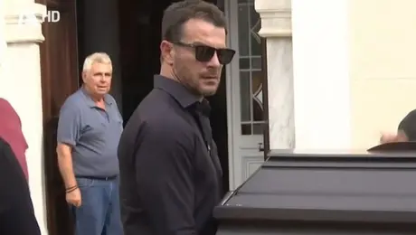 Ο Γιώργος Αγγελόπουλος στην κηδεία της μητέρας του