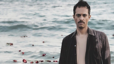 Ο Κωνσταντίνος Φάμης στην αφίσα για την παράσταση «Βρωμιά» 