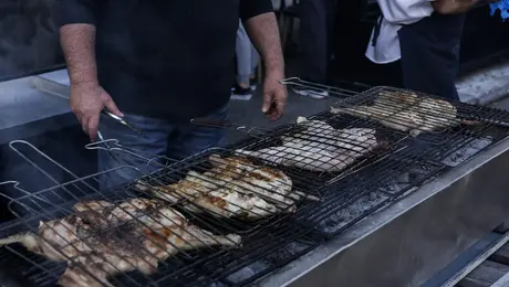 Ψήστης σε ψητοπωλείο