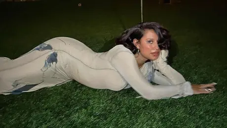 Η τραγουδίστρια Raye