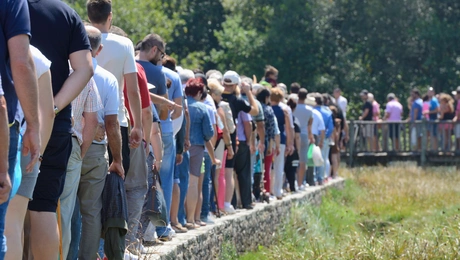 Άνθρωποι περιμένουν σε ουρά.