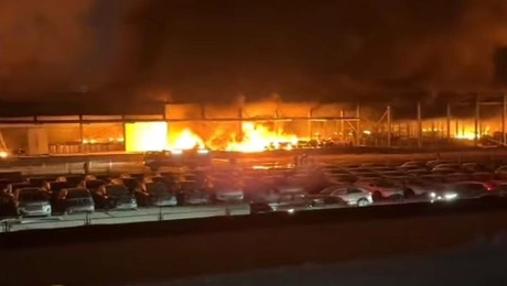 Η πυρκαγιά μετά την έκρηξη στις αποθήκες