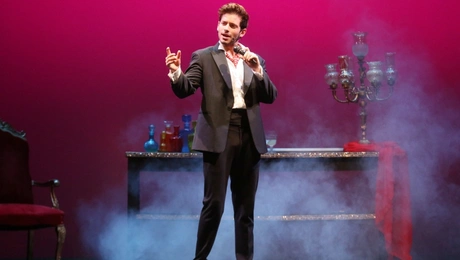 Ο Βαγγέλης Κακουριώτης στη σκηνή του Θερινού Θεάτρου Λαμπέτη