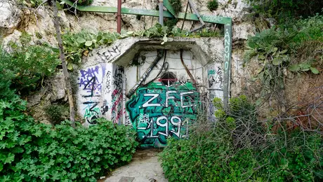 Είσοδος καταφυγίου στον Λυκαβηττό.