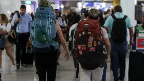 Τουρίστες σε αεροδρόμιο
