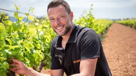 Ο Αλέξανδρος Τζόρβας στους αμπελώνες του