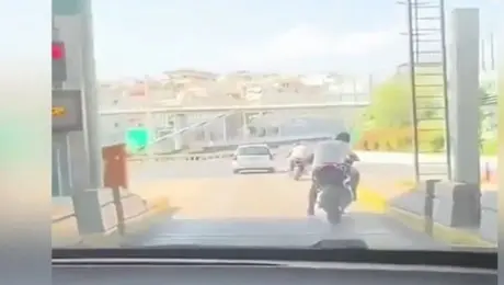 Αττική Οδός: Η στιγμή που η μπάρα διοδίων χτυπάει παράνομο αναβάτη