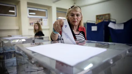 Γυναίκα ψηφίζει στις δημοτικές εκλογές