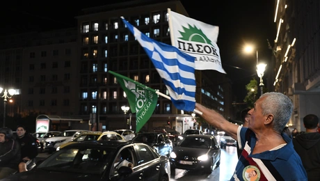 Πανηγυρισμοί στο εκλογικό περίπτερο του ΠΑΣΟΚ