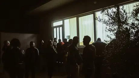 Ψηφοφόροι περιμένουν να μάθουν τα νέα έξω από το εκλογικό τμήμα. 