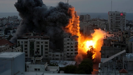 Φλεγόμενο κτήριο έπειτα από αεροπορική επιδρομη στη Λωρίδα της Γάζας