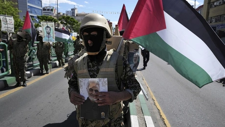 Στρατιώτης του Ιράν με σημαία της Παλαιστίνης