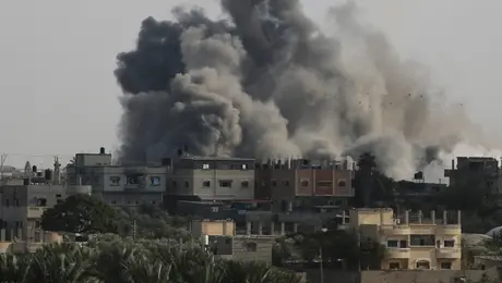 Καπνός από έκρηξη που προκλήθηκε από ισραηλινές αεροπορικές επιδρομές