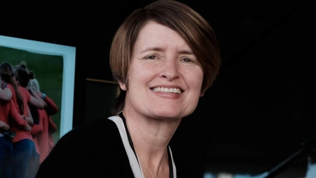 Η Κέλι Σίμονς