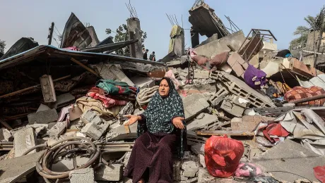 Γυναίκα στα συντρίμμια στη Γάζα