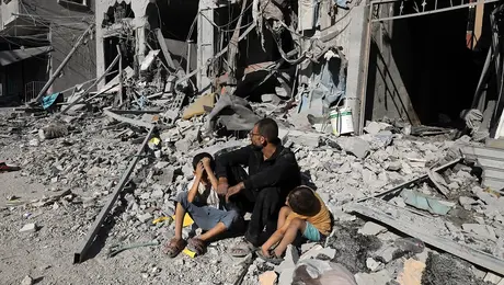 Κάτοικοι στα συντρίμμια στη Γάζα