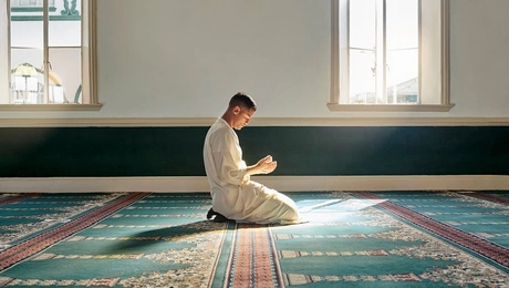 Μουσουλμάνος προσεύχεται στον Αλλάχ