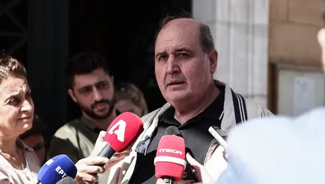 Ο Νίκος Φίλης στο περιστύλιο της Βουλής