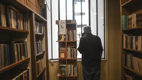 Ο Λεωνίδας Κουρσούμης ίδρυσε το Παλαιοβιβλιοπωλείο των Αστέγων.