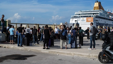 Μετανάστες διαμαρτύρονται στο λιμάνι της Ρόδου