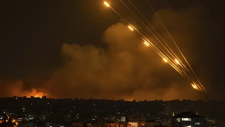 Ρουκέτες της Χαμάς εκτοξεύονται από τη Λωρίδα της Γάζας.