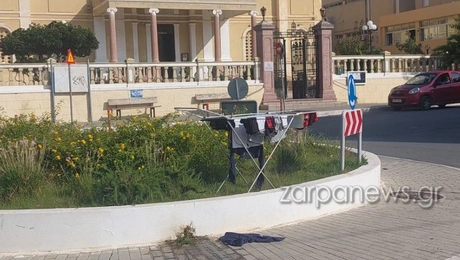 Απλώστρα με ρούχα πάνω σε κόμβο στα Χανιά