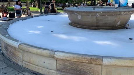 Το σιντριβάνι στο Σύνταγμα με αφρούς