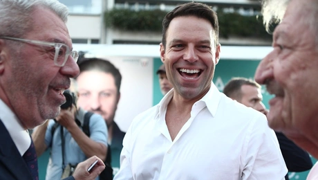 Ο Στέφανος Κασσελάκης στην ομιλία του Ζαχαριάδη