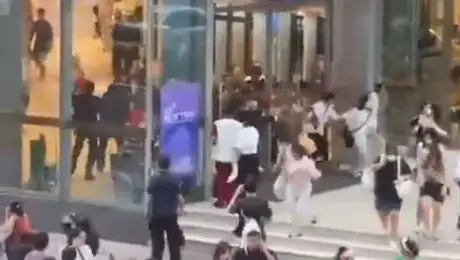 Το πλήθος τρέχει έξω από το εμπορικό κέντρο