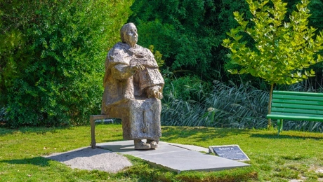 Γλυπτό της τυφλής «μάντισσας» Μπάμπα Βάνγκα στη Βουλγαρία