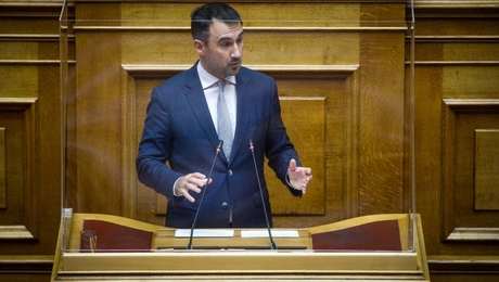 Ο Αλέξης Χαρίτσης στη Βουλή