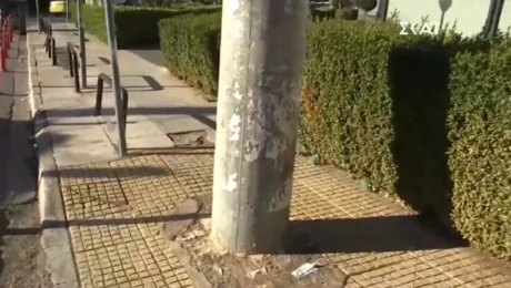 Κολώνα βρίσκεται στη μέση ράμπας για ΑμεΑ