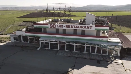 To cafe 90 στην Εθνική Οδό Αθηνών-Λαμίας.