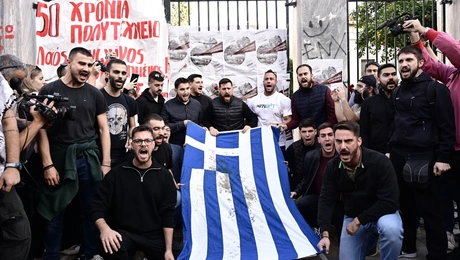 Η ελληνική σημαία έξω από το Πολυτεχνείο