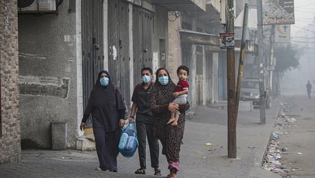 Κάτοικοι της Γάζας απομακρύνονται με τα παιδιά τους