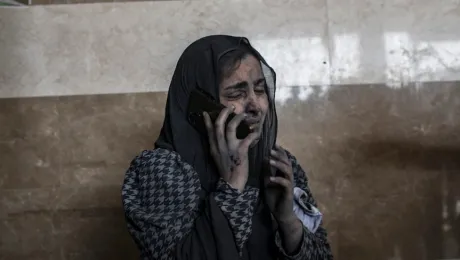 Τραυματίας μιλάει στο τηλέφωνο στο νοσοκομείο Νασέρ, μετά τις ισραηλινές αεροπορικές επιδρομές στη νότια Λωρίδα της Γάζας