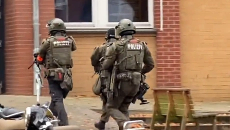 Αστυνομικοί εισβάλουν στο σχολείο όπου έχουν ταμπουρωθεί ένοπλοι