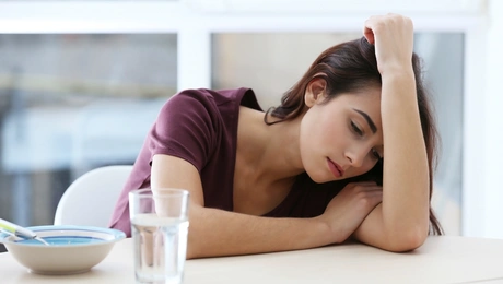 Γυναίκα στο τραπέζι