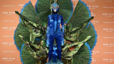 H Χάιντι Κλουμ ντύθηκε παγώνι για το Halloween 2023