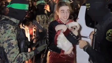 Η απελευθέρωση της Μία Λέιμπεργκ μαζί με το σκυλάκι της