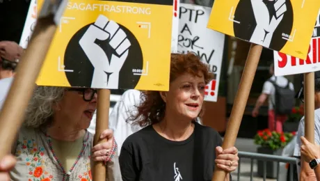 Η ηθοποιός Σούζαν Σάραντον συμμετέχει σε απεργία του σωματείου Sag-Aftra